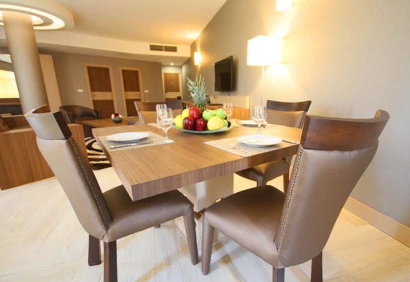 Titanic Hotel & Spa Sulaymaniyah Exterior photo A dining room