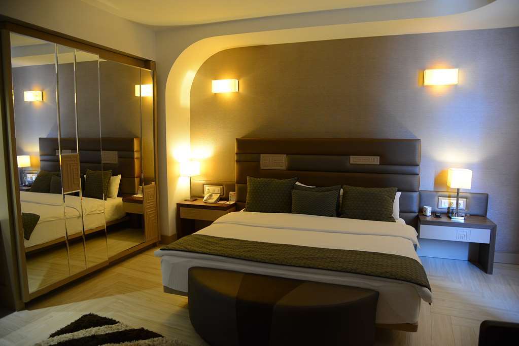 Titanic Hotel & Spa Sulaymaniyah Room photo A bedroom in a hotel